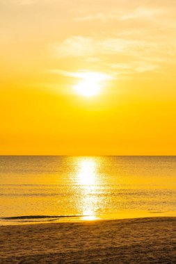 Günbatımında ya da gün doğumunda seyahat için güzel tropikal doğa deniz okyanusu