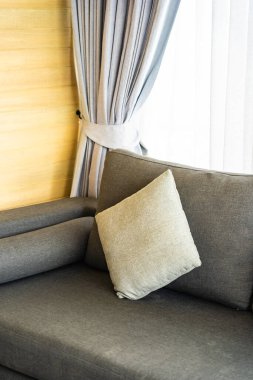 Oturma odasının iç dekorasyonunda yastık var.