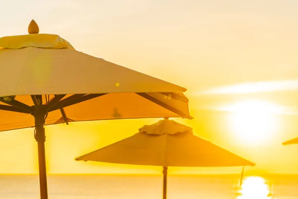 Prachtige Tropische Natuur Parasol Stoel Met Palmboom Rond Strand Zee — Stockfoto