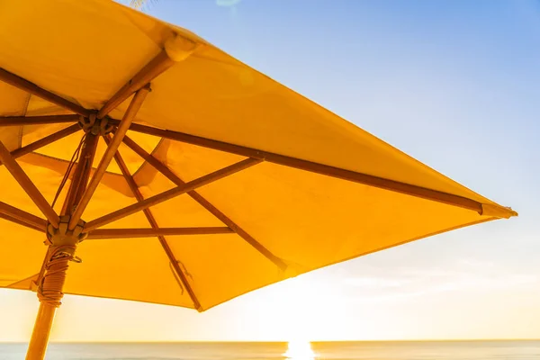 Prachtige Tropische Natuur Parasol Stoel Met Palmboom Rond Strand Zee — Stockfoto