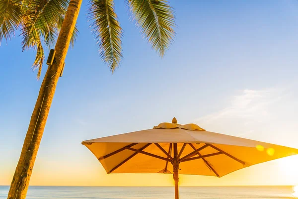 Prachtige Tropische Natuur Parasol Stoel Met Palmboom Rond Strand Zee — Stockfoto