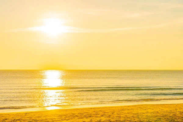 Günbatımında ya da gün doğumunda seyahat için güzel tropikal doğa deniz okyanusu