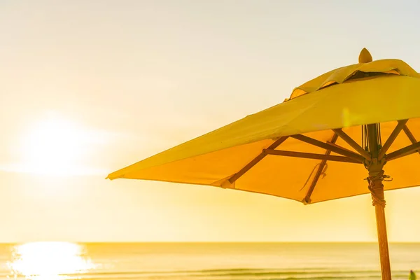 Prachtige Tropische Natuur Parasol Stoel Met Palmboom Rond Strand Zee — Stockfoto