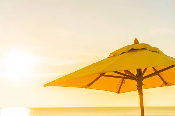 Prachtige Tropische Natuur Parasol Stoel Met Palmboom Rond Strand Zee — Stockfoto