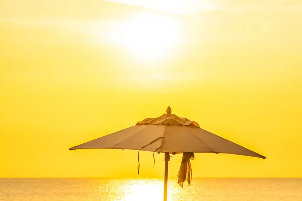 Prachtige Tropische Natuur Parasol Stoel Met Palmboom Rond Strand Zee — Stockfoto