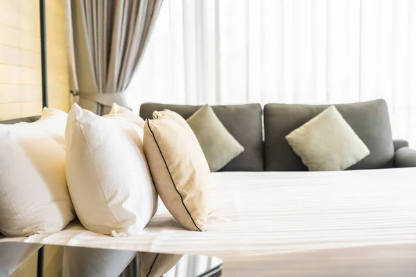 Otel Odasındaki Yatak Odasının Dekorasyonunda Beyaz Rahat Yastık — Stok fotoğraf
