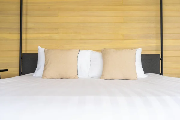 Λευκό Άνετο Μαξιλάρι Για Διακόσμηση Κρεβάτι Εσωτερικό Του Δωματίου Στο — Φωτογραφία Αρχείου