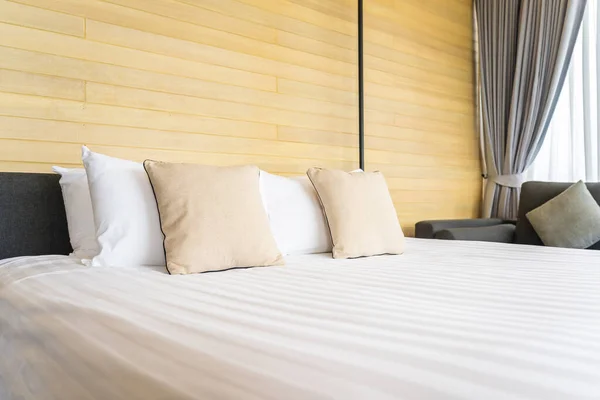 Almofada Confortável Branca Decoração Cama Interior Quarto Cama Resort Hotel — Fotografia de Stock