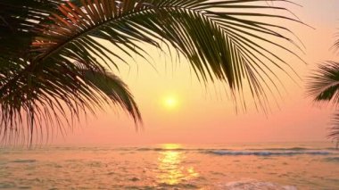 Güzel dalgalı denizin sakin görüntüleri.