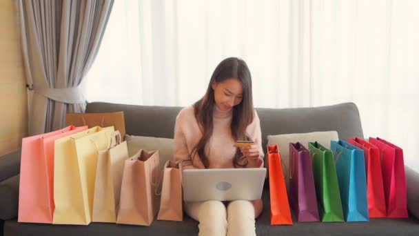 Beeldmateriaal Van Mooie Aziatische Vrouw Het Maken Van Shopping Thuis — Stockvideo