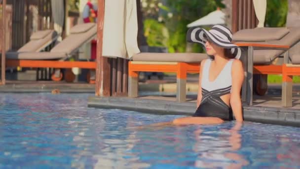 Imagens Bela Mulher Asiática Relaxante Piscina Hotel — Vídeo de Stock