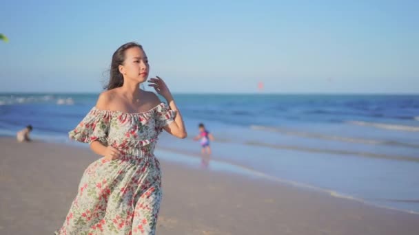 美丽的亚洲女人在海滨度假的镜头 — 图库视频影像
