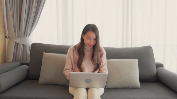 Imagens Mulher Asiática Trabalhando Com Laptop Casa — Vídeo de Stock