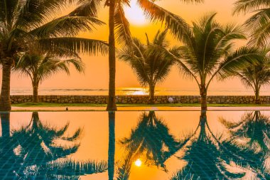 Güzel doğa, açık havuz çevresindeki palmiye ağaçları oteldeki tatil beldesinde, neredeyse deniz kıyısında.