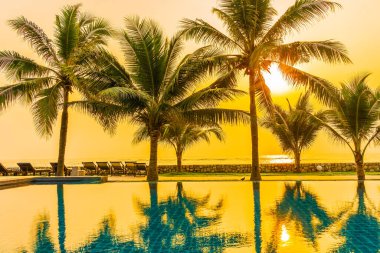 Güzel doğa, açık havuz çevresindeki palmiye ağaçları oteldeki tatil beldesinde, neredeyse deniz kıyısında.