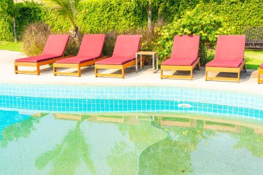 Otel tatil beldesinde yüzme havuzunun etrafında güzel boş bir sandalye.