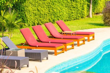 Otel tatil beldesinde yüzme havuzunun etrafında güzel boş bir sandalye.