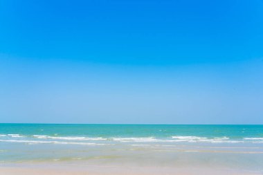 Plaj denizinin güzel tropikal doğası Mavi gökyüzü seyahat tatili için