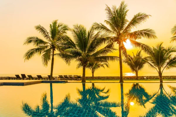 酒店度假胜地近岸的海滩上 有着美丽的棕榈树环绕室外游泳池的自然美景 — 图库照片