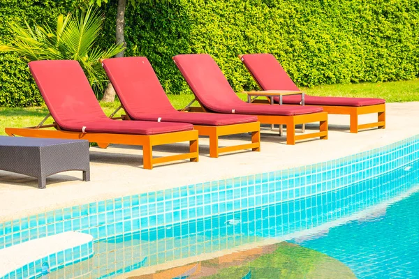 酒店度假胜地室外游泳池周围漂亮的空椅子 供游客度假之用 — 图库照片