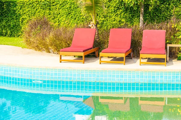 Otel Tatil Beldesinde Yüzme Havuzunun Etrafında Güzel Boş Bir Sandalye — Stok fotoğraf