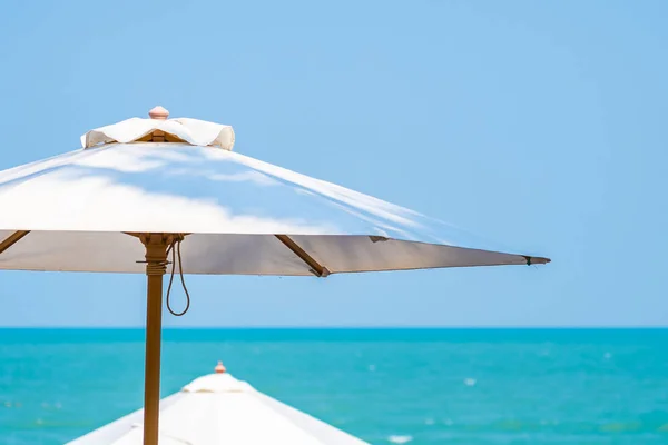 Witte Paraplu Rond Prachtige Tropische Natuur Van Het Strand Zee — Stockfoto