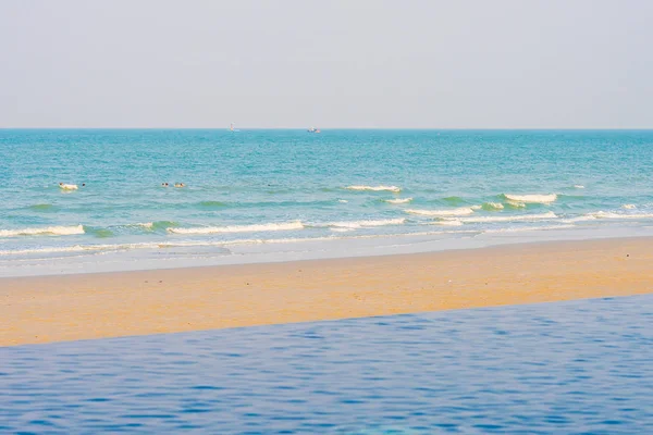 Bella Natura Tropicale Della Spiaggia Mare Con Piscina All Aperto — Foto Stock