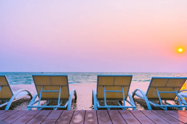 Prázdné Křeslo Kolem Venkovního Bazénu Hotelovém Resortu Při Západu Slunce — Stock fotografie