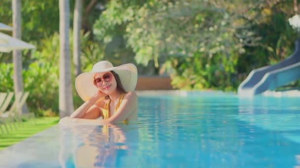 Metraje Hermosa Mujer Asiática Relajándose Piscina Hotel — Vídeos de Stock