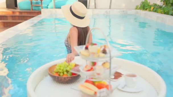 Images Belle Femme Asiatique Détendre Dans Piscine Hôtel — Video