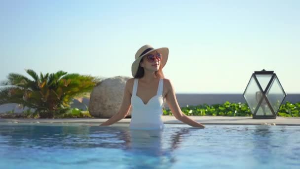 Imagens Bela Mulher Asiática Relaxante Piscina Hotel — Vídeo de Stock