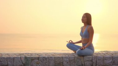 Güzel Asyalı kadının tatilde deniz kıyısındaki görüntüleri.