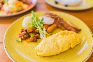 Kahvaltıda sosisli, sebzeli jambonlu omlet.