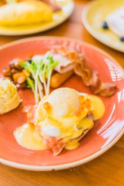 Kahvaltıda füme somon pastırmalı yumurta ve patates.