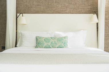 Yatak odasının iç dekorasyonunda beyaz rahat yastık.