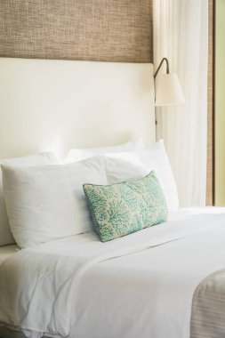 Yatak odasının iç dekorasyonunda beyaz rahat yastık.