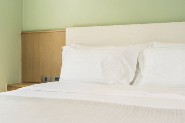 Yatak odasının iç dekorasyonunda beyaz rahat yastık.