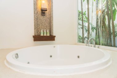 Banyonun içindeki beyaz boş küvet dekorasyonu.