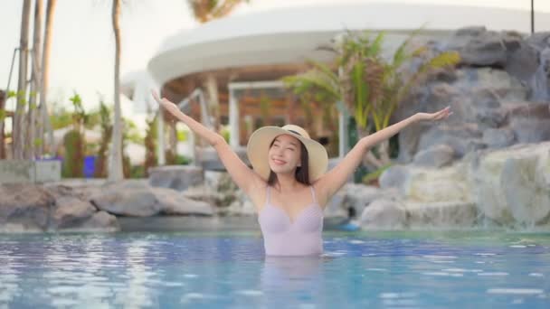 Πλάνα Της Όμορφης Ασιάτισσας Χαλαρώνοντας Στην Πισίνα Του Ξενοδοχείου — Αρχείο Βίντεο