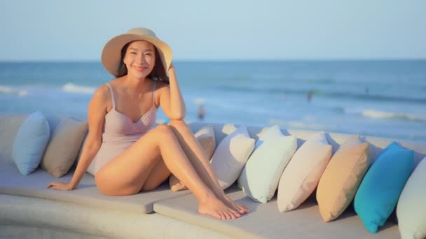 Güzel Asyalı Kadının Tatilde Deniz Kıyısındaki Görüntüleri — Stok video