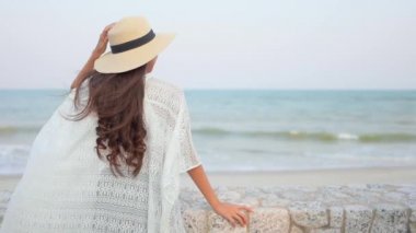 Güzel Asyalı kadının tatilde deniz kıyısındaki görüntüleri.