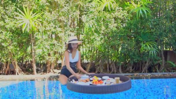 Footage Beautiful Asian Woman Relaxing Pool Hotel — Stock Video