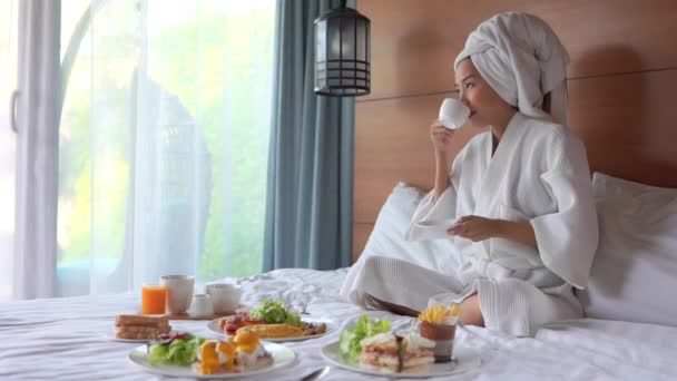 Imagens Jovem Mulher Asiática Cama Com Café Manhã Interior Quarto — Vídeo de Stock