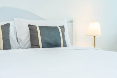 Yatak odasının iç tarafındaki yastıkta lamba var.