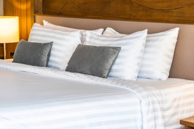 Yatak odasının iç tarafındaki yastıkta lamba var.