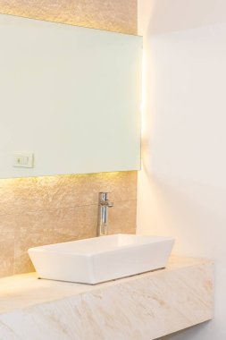 Musluk suyu banyonun içini dekore ediyor.