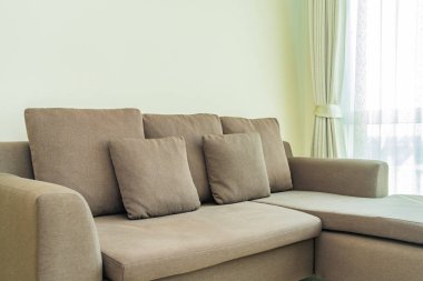 Oturma odasının iç dekorasyonunda yastık var.