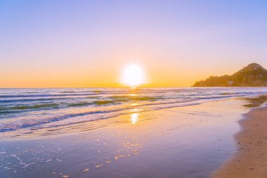 Günbatımlı ya da gün doğumlu güzel tropikal doğa deniz okyanusu
