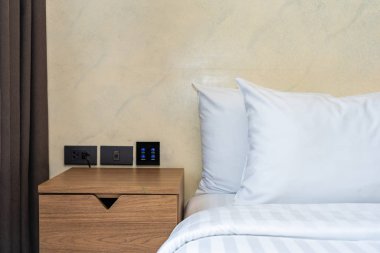 Yatak odasının iç dekorasyonunda beyaz rahat yastık.