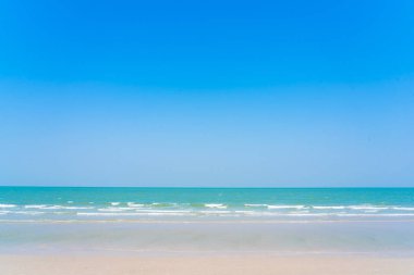 Plaj denizinin güzel tropikal doğası Mavi gökyüzü seyahat tatili için